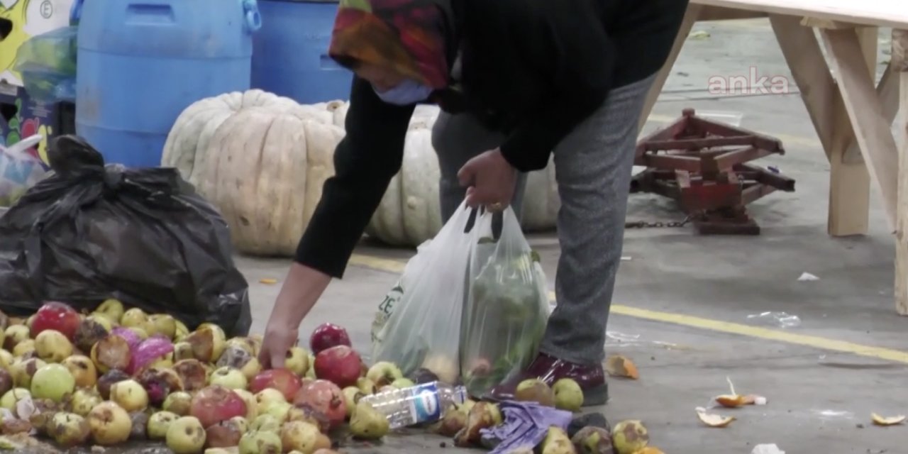 İşte Türkiye'nin gerçeği: Pazardan çürük meyve-sebze topluyorlar