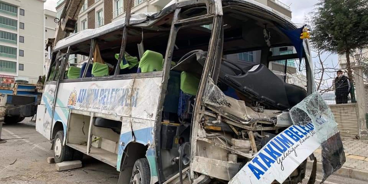 Atakum Belediyesi'nin servis aracı devrildi: 2 ölü