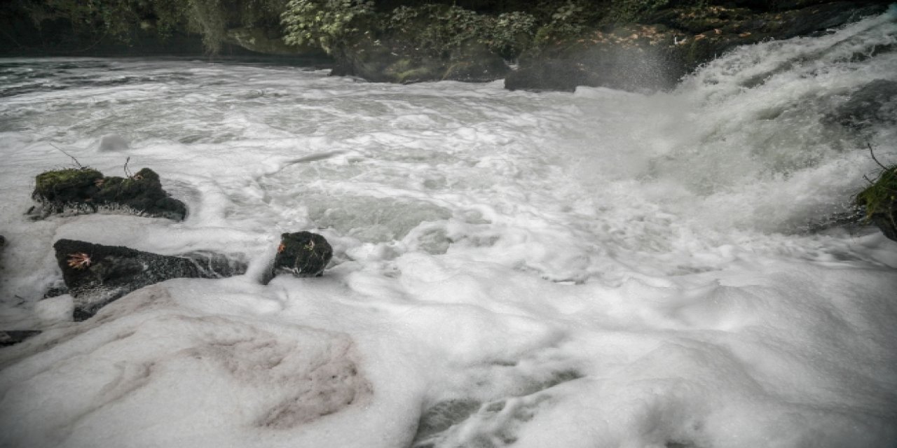 Düden Şelalesi köpürdü, etrafa kötü koku yayıldı