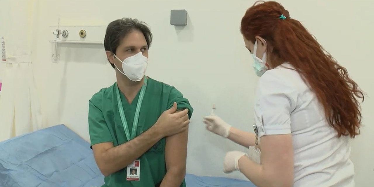 İstanbul'da aşılar hastanelere dağıtıldı: Sağlık çalışanları aşılanmaya başladı