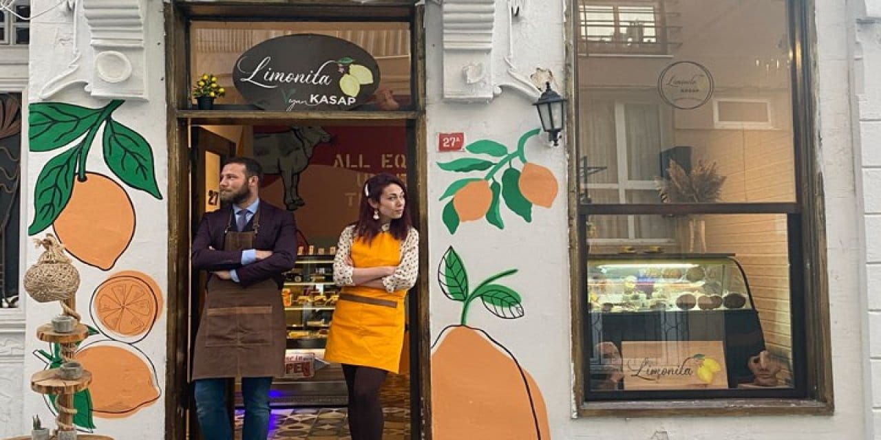 Hayvanlar tezgah üstünde değil el üstünde tutuluyor: Türkiye'nin ilk vegan kasabı açıldı