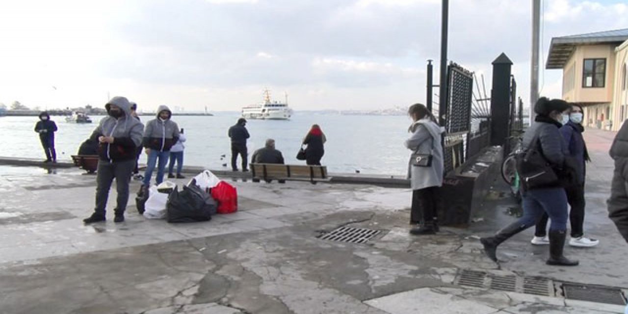 Kadıköy'de vapurdan suya atlayan kişiyi başka bir yolcu kurtardı