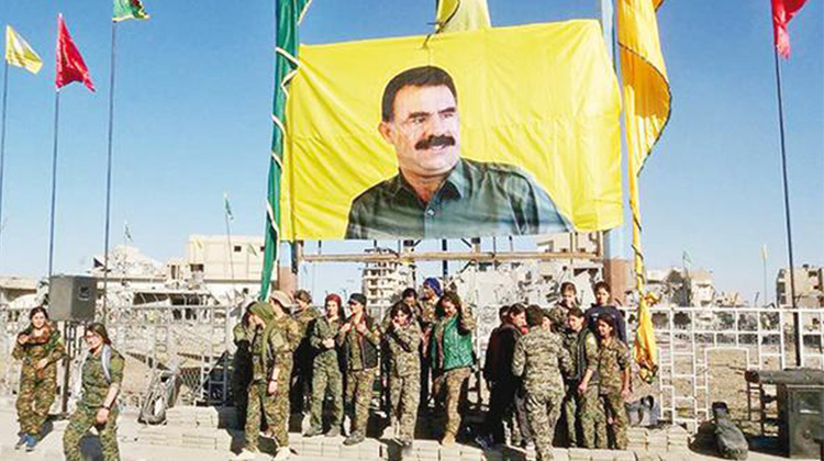 YPG Rakka'da Öcalan posterleri açtı!