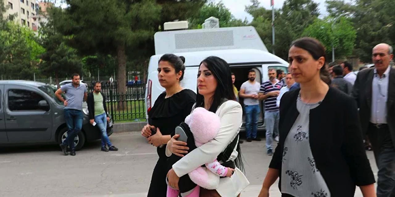 Ayşe öğretmen Bakan Gül'e sordu: Neden 6 aylık ağzı süt kokan bebeğim ile 2 defa cezaevine girdim?
