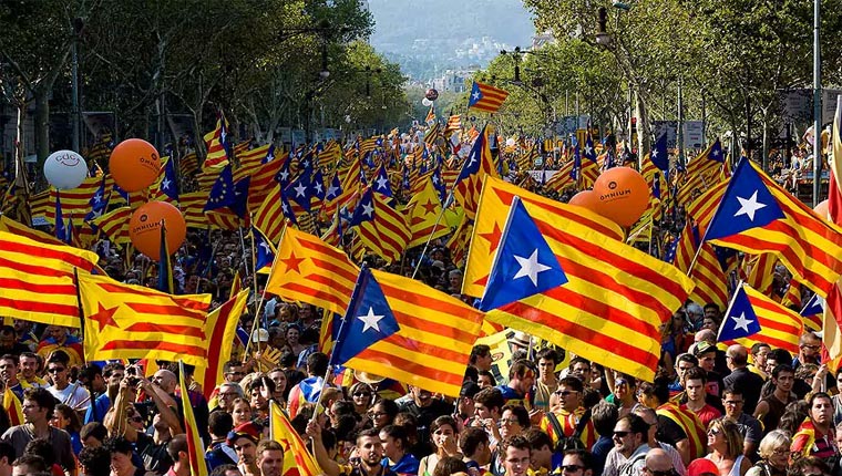 Madrid Katalonya yönetimini feshetti