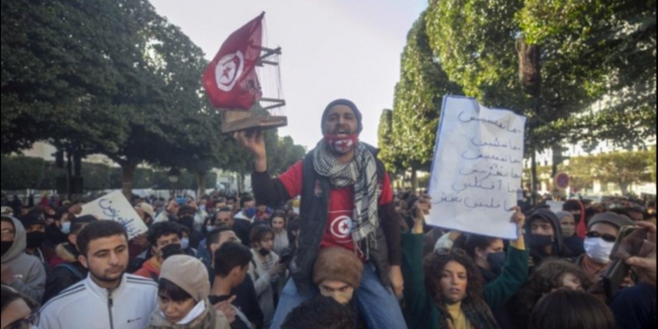 Tunus halkı sokakta
