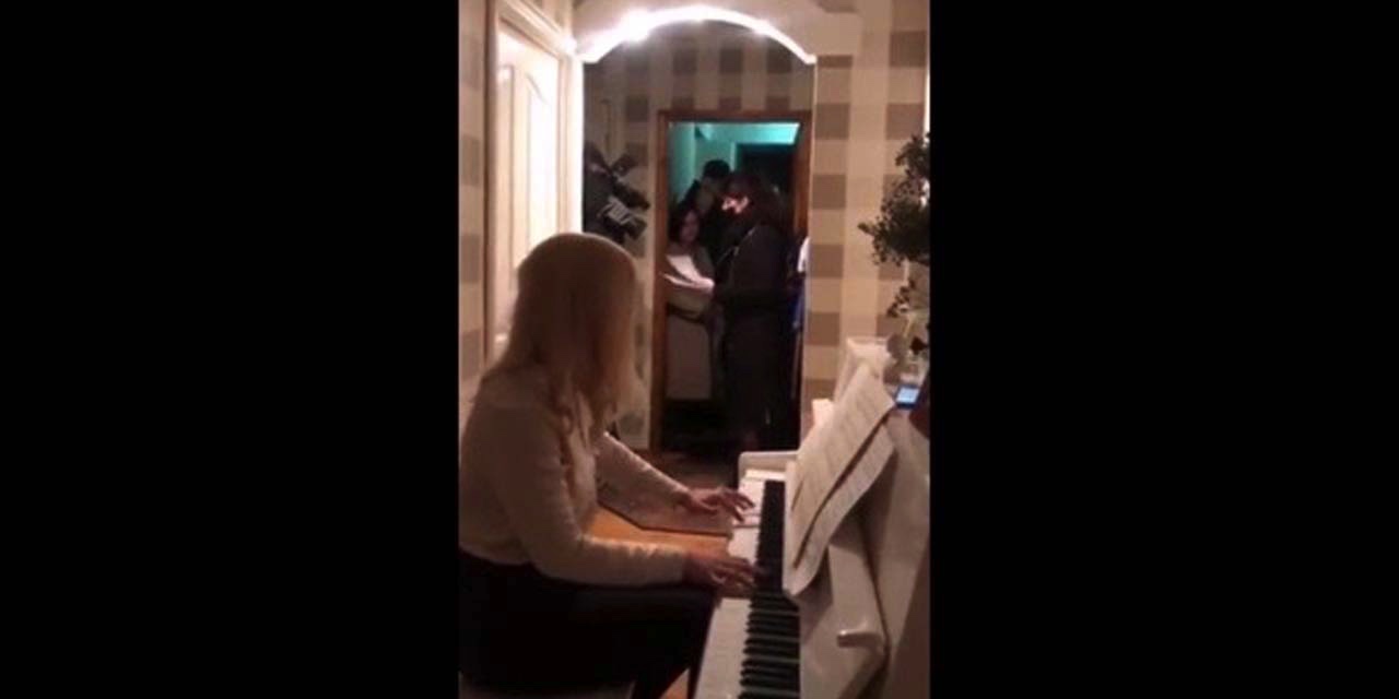 Polis evini ararken piyano çaldı