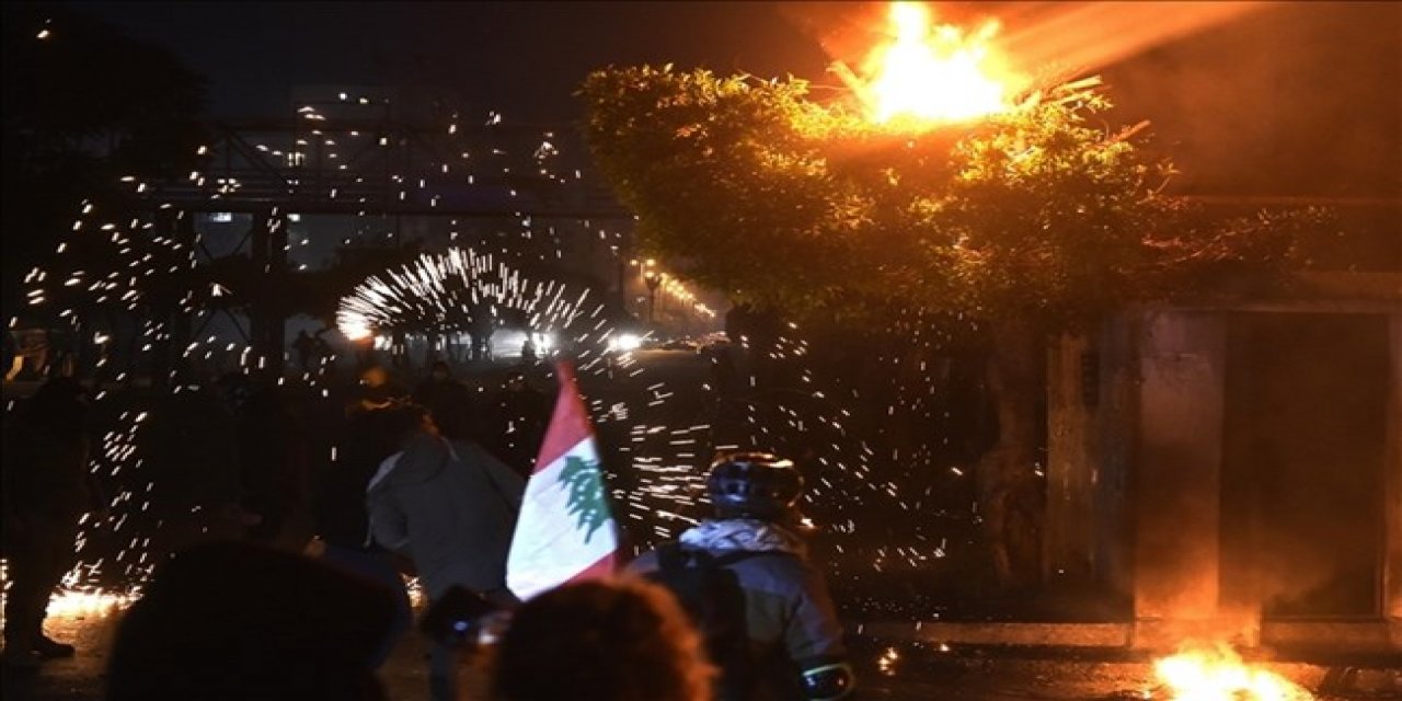 Lübnan'da protestolar sürüyor: Belediye binası ateşe verildi