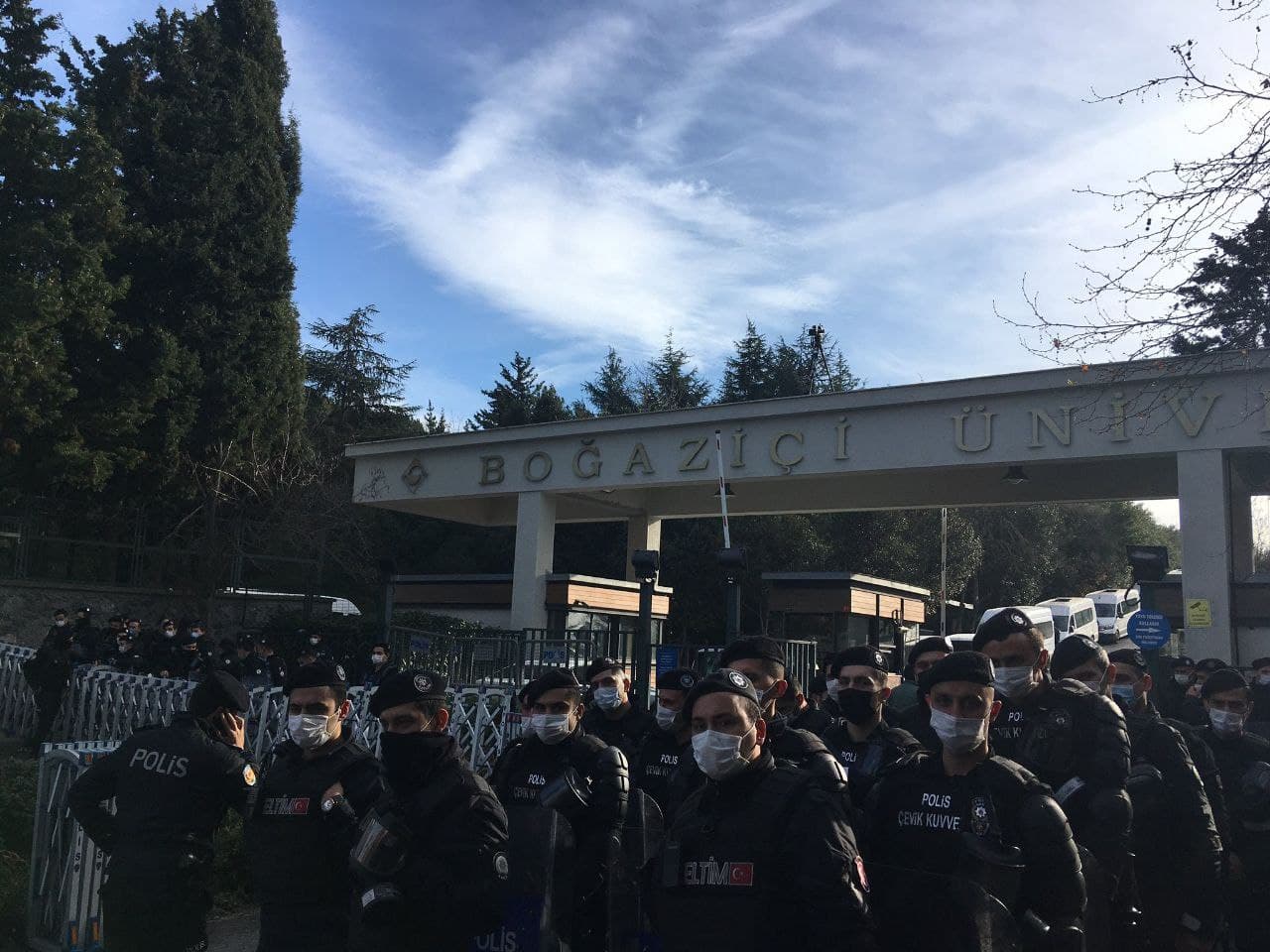 Boğaziçi'nin "Müslüman" öğrencileri: Polis ablukası kaldırılmalıdır