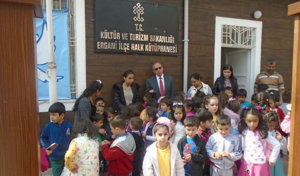 Ergani’de çocuklar hayallerindeki kütüphaneyi çizecek