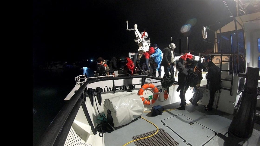 İzmir'de Türk kara sularına itilen 19 göçmen kurtarıldı