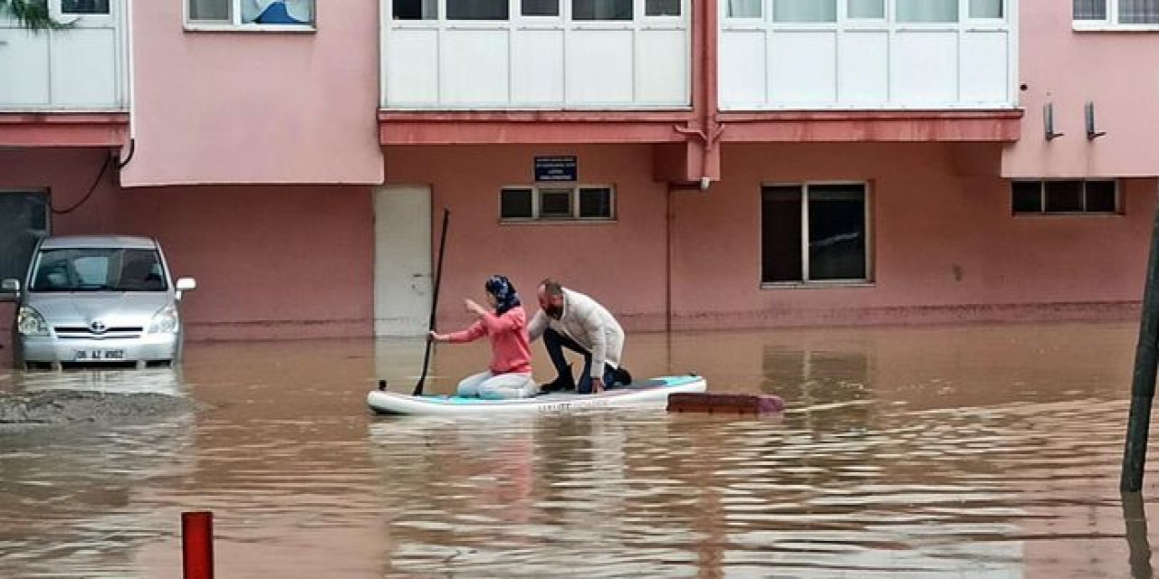 İzmir'de sel felaketinden etkilenen hane ve iş yerlerine destek