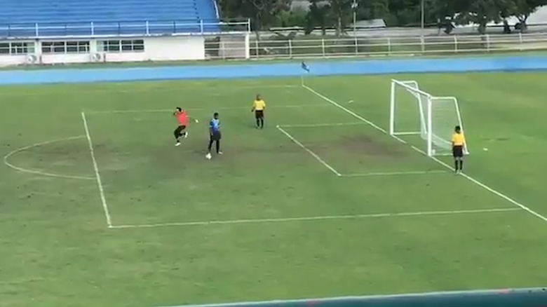 Tayland'da futbol maçında inanılmaz penaltı atışı: Direğe çarpıp yükselince kaçtı zannedildi...