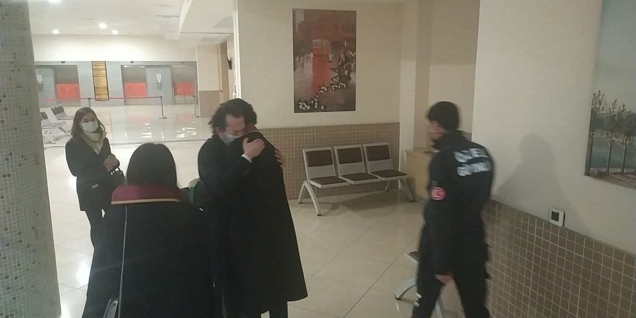Rol arkadaşına cinsel saldırıda bulunduğu iddia edilen oyuncu Efecan Şenolsun beraat etti
