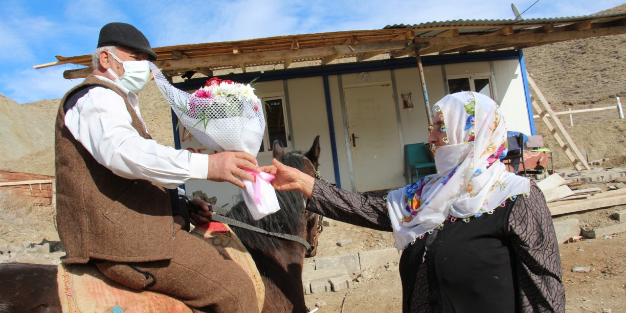 Sevgililer Günü hediyesini atla getirdi