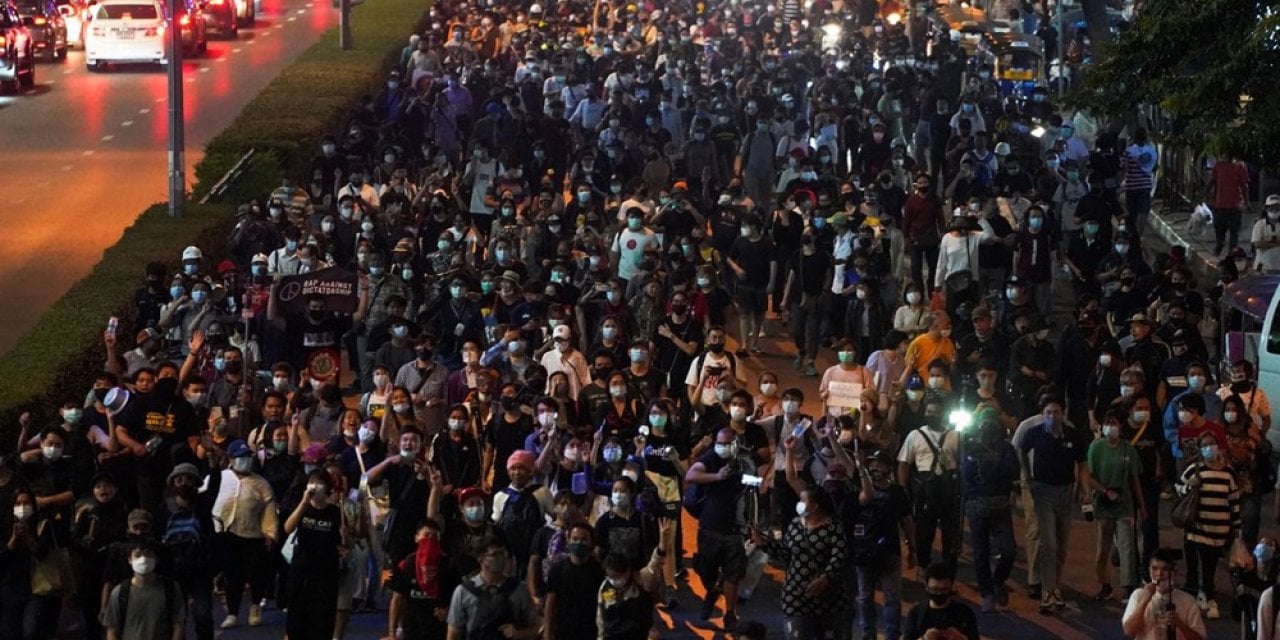 Tayland'da halk ayakta: 20'den fazla yaralı