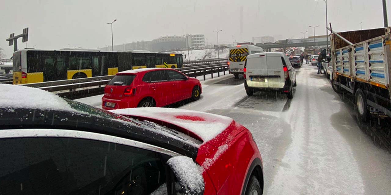 E-5'te yoğun kar sebebiyle trafik durdu, ekipler sevk edildi