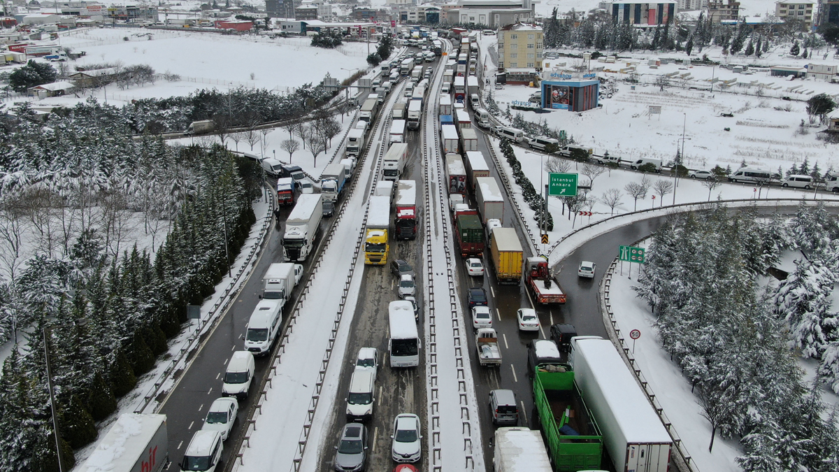 TEM Otoyolu'nda trafik felç: Araç kımıldamıyor