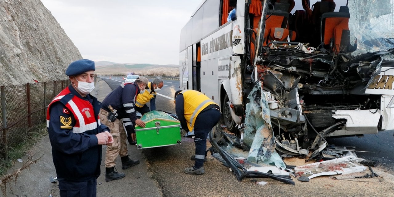 Şanlıurfa'da korkunç kaza: 3 ölü, 30 yaralı