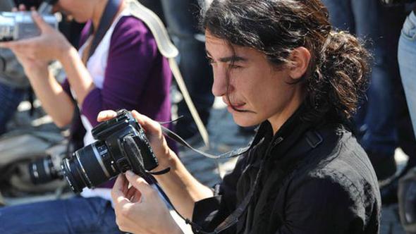 Gazeteci Zeynep Kuray gözaltına alındı