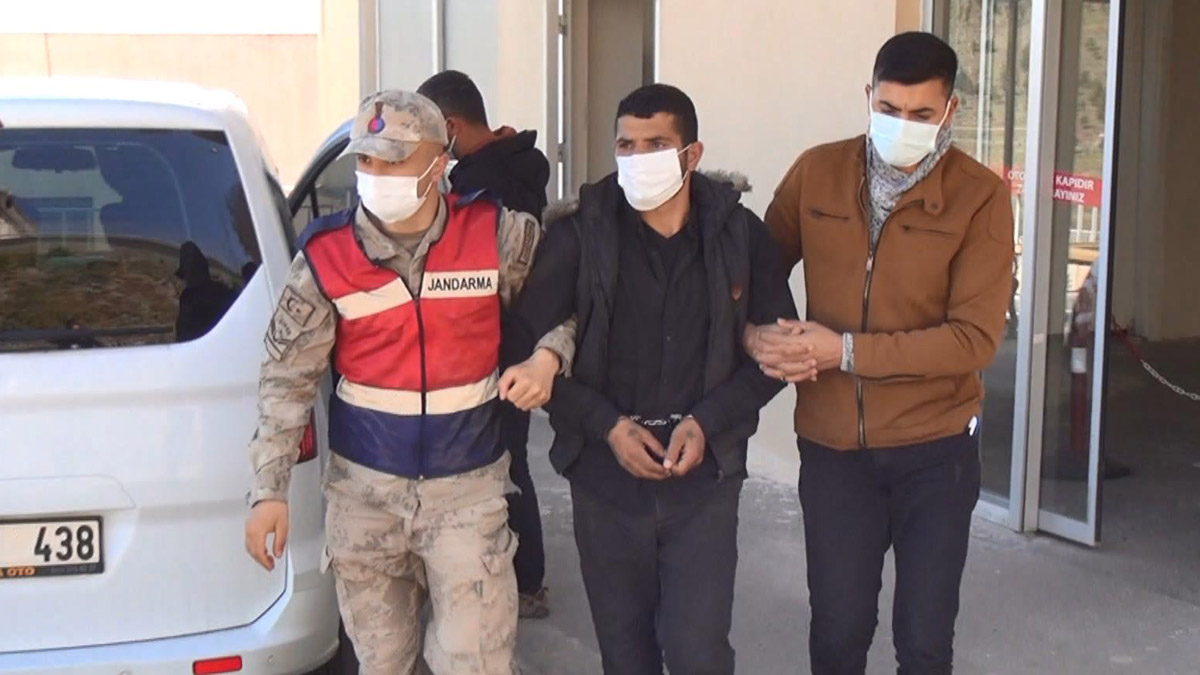 IŞİD'li 3 terörist, sınırda patlayıcılarla yakalandı