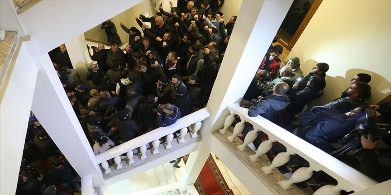Paşinyan'ın istifasını isteyen göstericiler hükümet binasına girdi