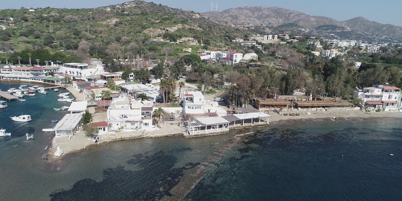 Bodrum'da deniz çekildi, tarihi yol ortaya çıktı