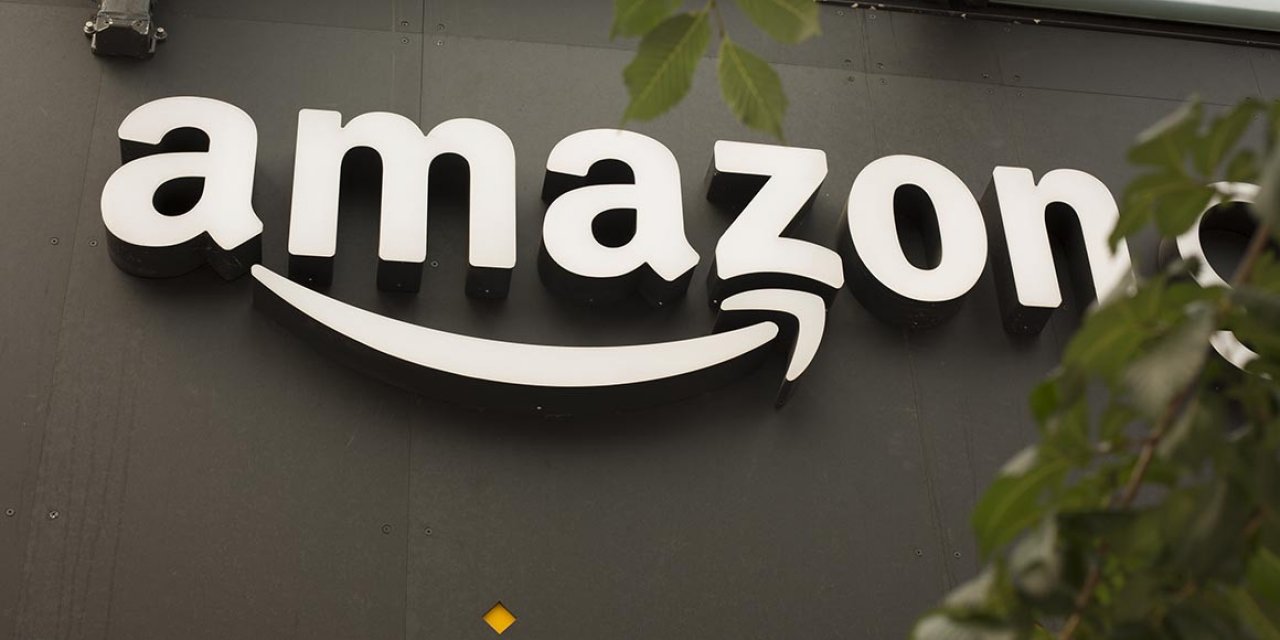 Amazon'un yeni logosu 'Adolf Hitler'e benzetildi