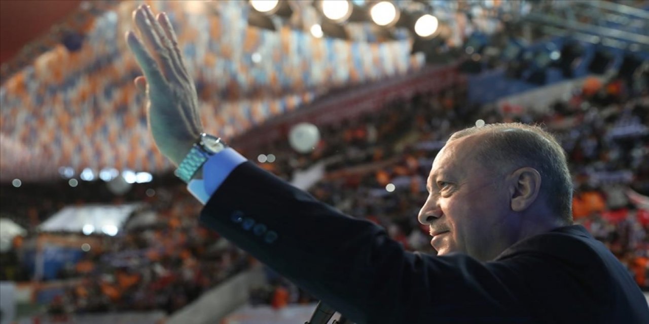 AKP'nin 'lebaleb' kongrelerinin olduğu illerde vaka sayıları arttı