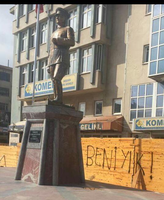 Konya'da Atatürk heykeline saldırı