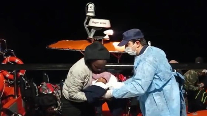 Balıkesir'de lastik botları su alan sığınmacılar ölümden döndü