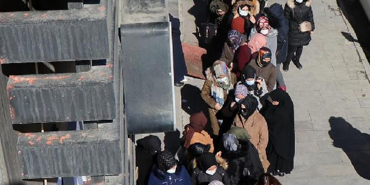 Erzurum'da indirim kalabalığı: Koronavirüsü hiçe saydılar