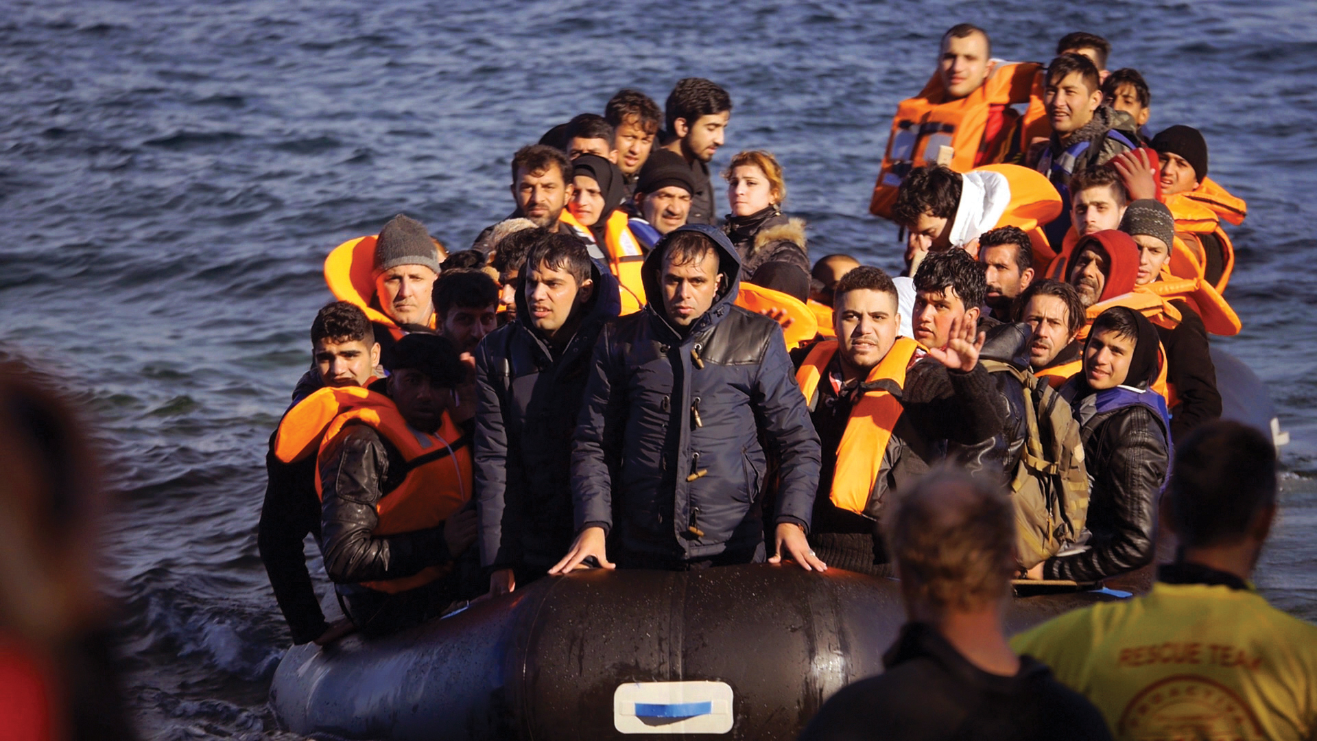 İzmir'de sığınmacıları taşıyan bot battı, üç kişi hayatını kaybetti