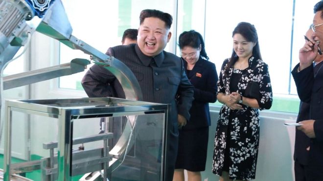 Kuzey Kore lideri Kim Jong-un nadir görüntülenen eşiyle kozmetik fabrikasına gitti