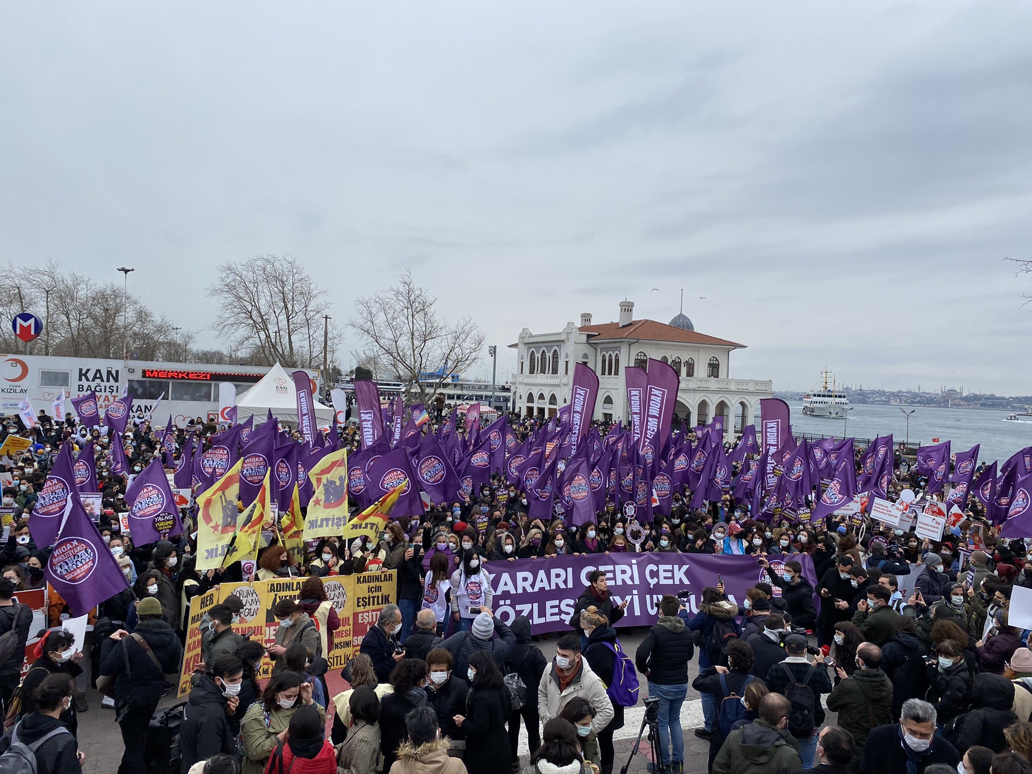 ''Kararı geri çek, İstanbul Sözleşmesi'ni uygula''