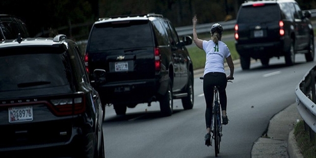 Bisikletli kadından Trump'a "orta parmak" hareketi