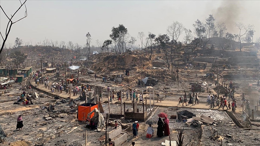 Bangladeş'te Arakanlı Müslüman mültecilerin kaldığı kamptaki yangın