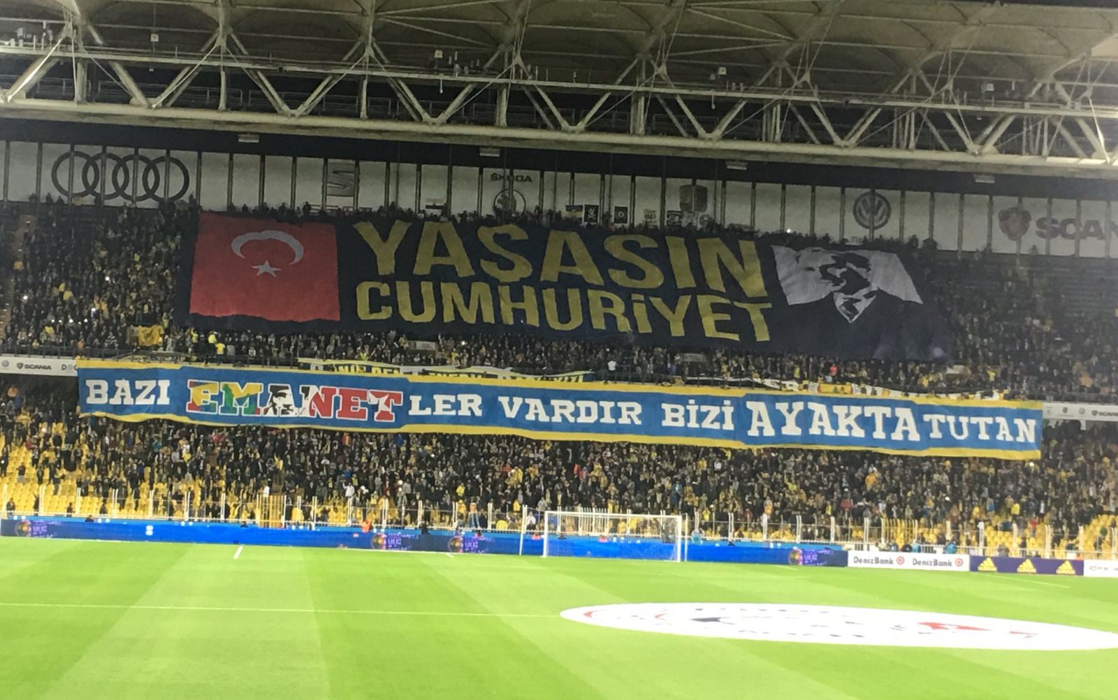 Fenerbahçe Şükrü Saraçoğlu Stadında İzmir Marşı çoşkusu!