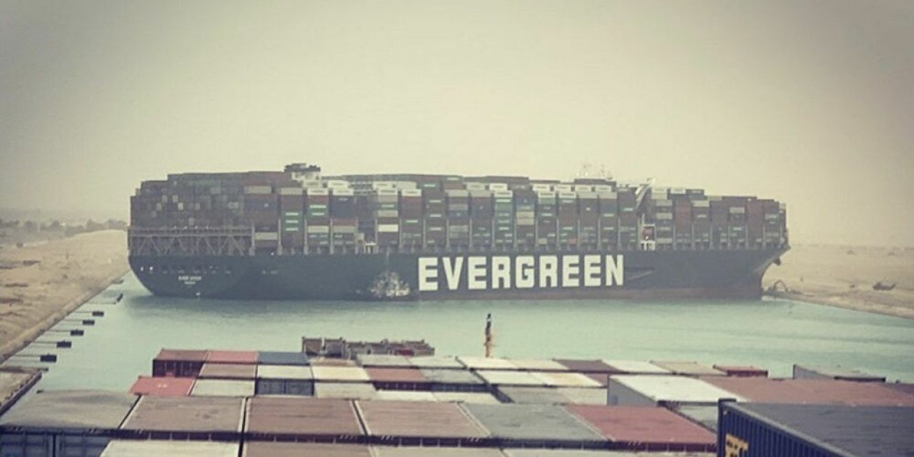 Süveyş Kanalı'nda gemi karaya oturdu: Trafiğe kapandı
