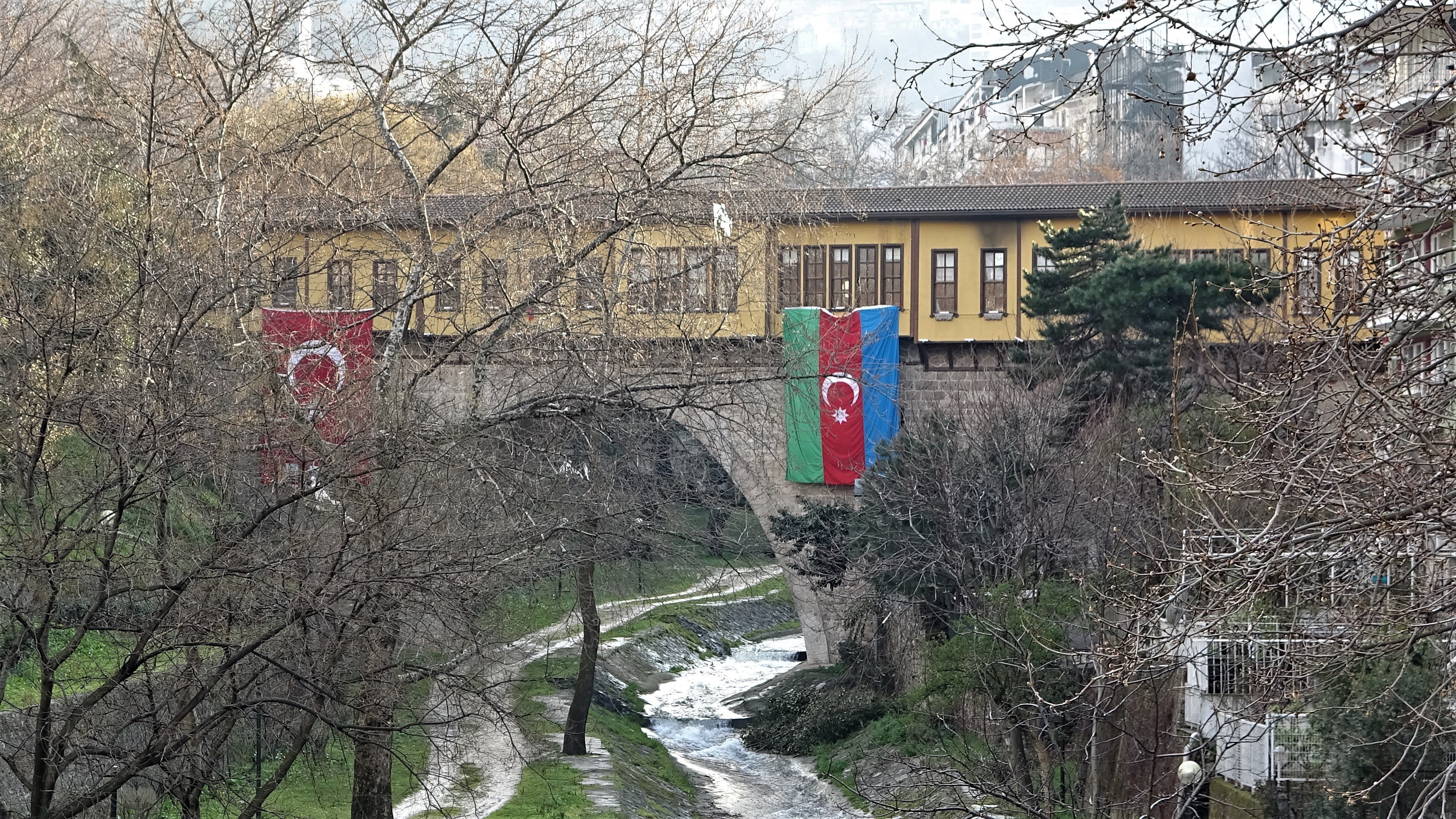 Tarihi köprü tehlike altında