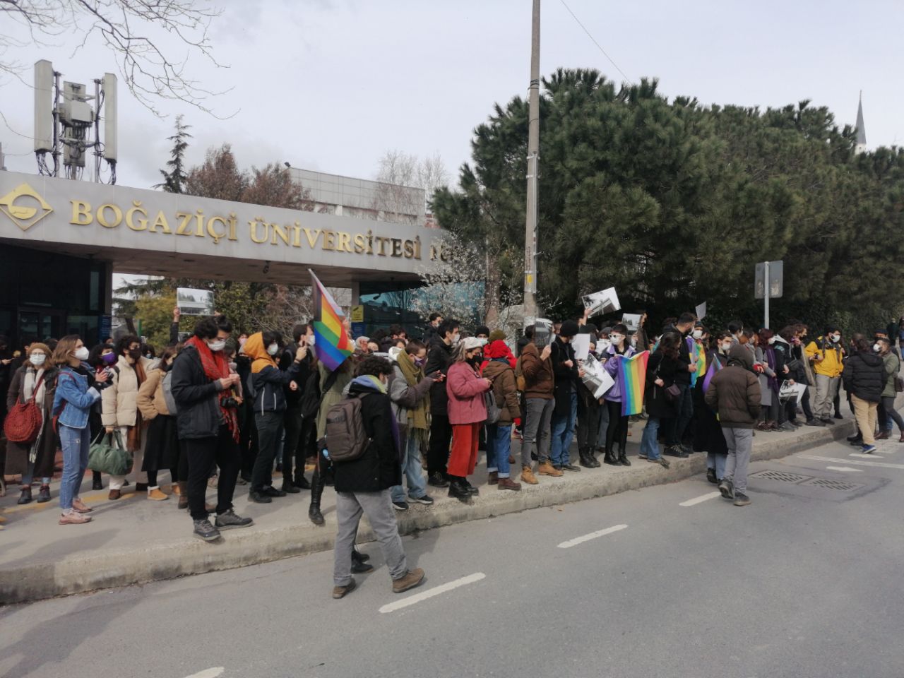 Boğaziçi Üniversitesi'nde LGBTİ bayrağı açan öğrencilere polis müdahale etti