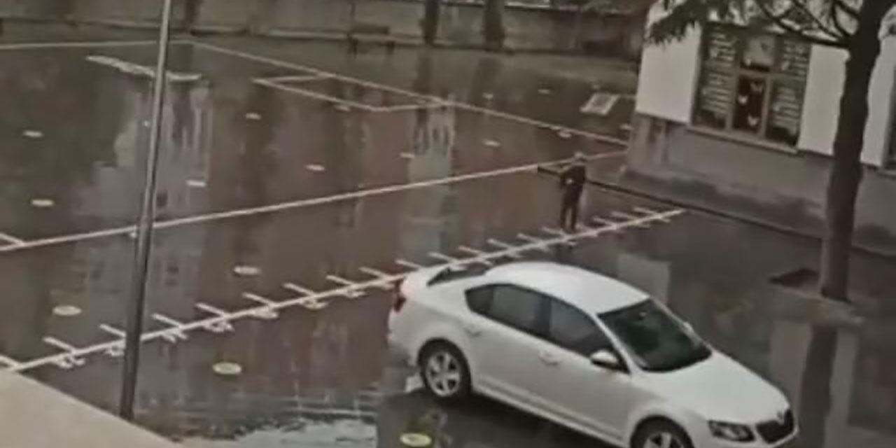 Yağmurun altında tek başına saygı duruşunda bulundu