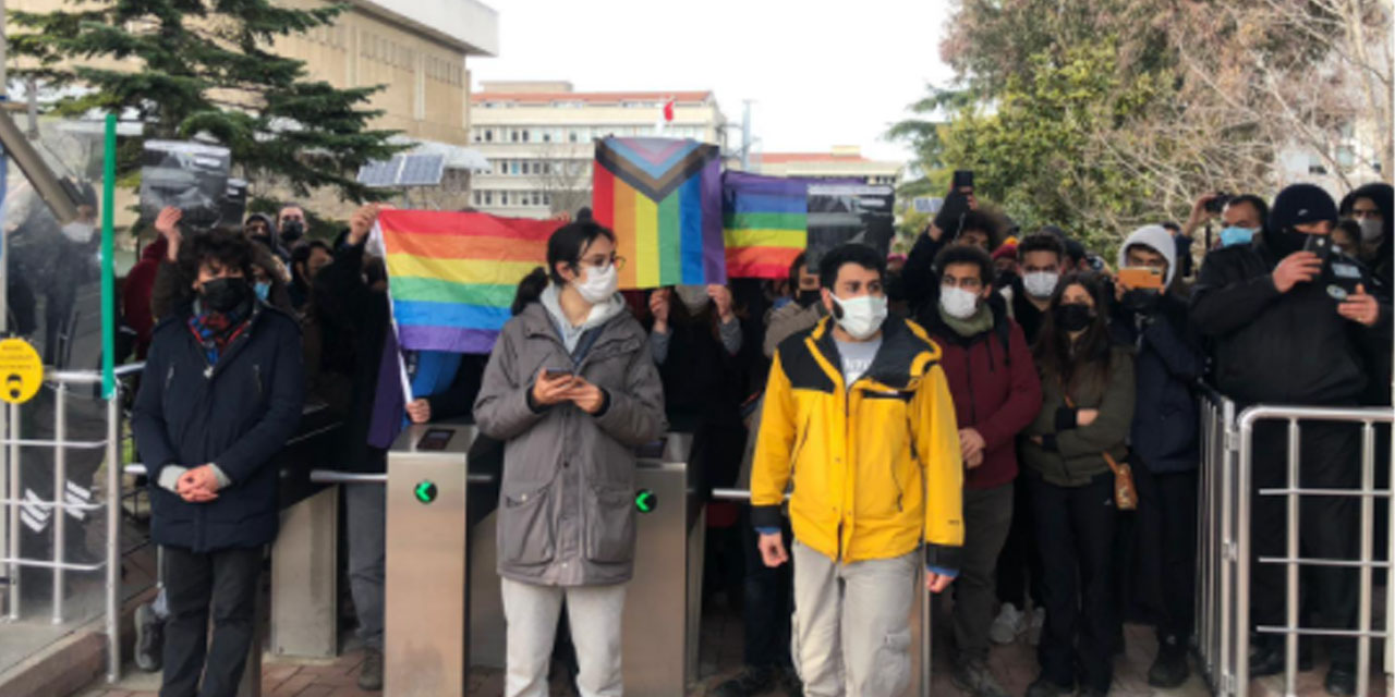 Boğaziçi'nde LGBTİ bayrağı açan 24 kişi serbest bırakıldı