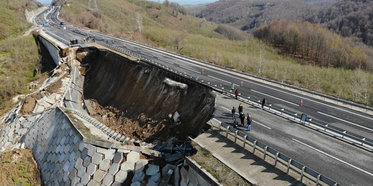 Düzce Zonguldak duble yolu heyelanla çöktü: İki şeritli yol kayboldu