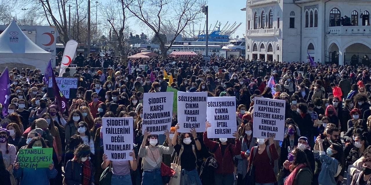 'İstanbul Sözleşmesi Bizim Vazgeçmiyoruz' diyen kadınlar Kadıköy'de