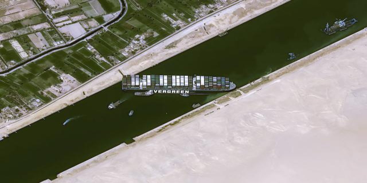 Süveyş Kanalı'nı tıkayan gemi kurtarıldı