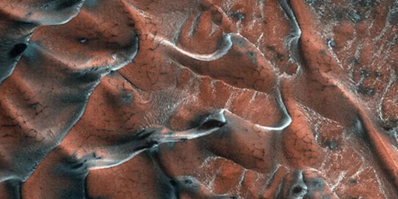 NASA, Mars'tan yeni fotoğraflar paylaştı: Buzla kaplı kum tepeleri görüntülendi