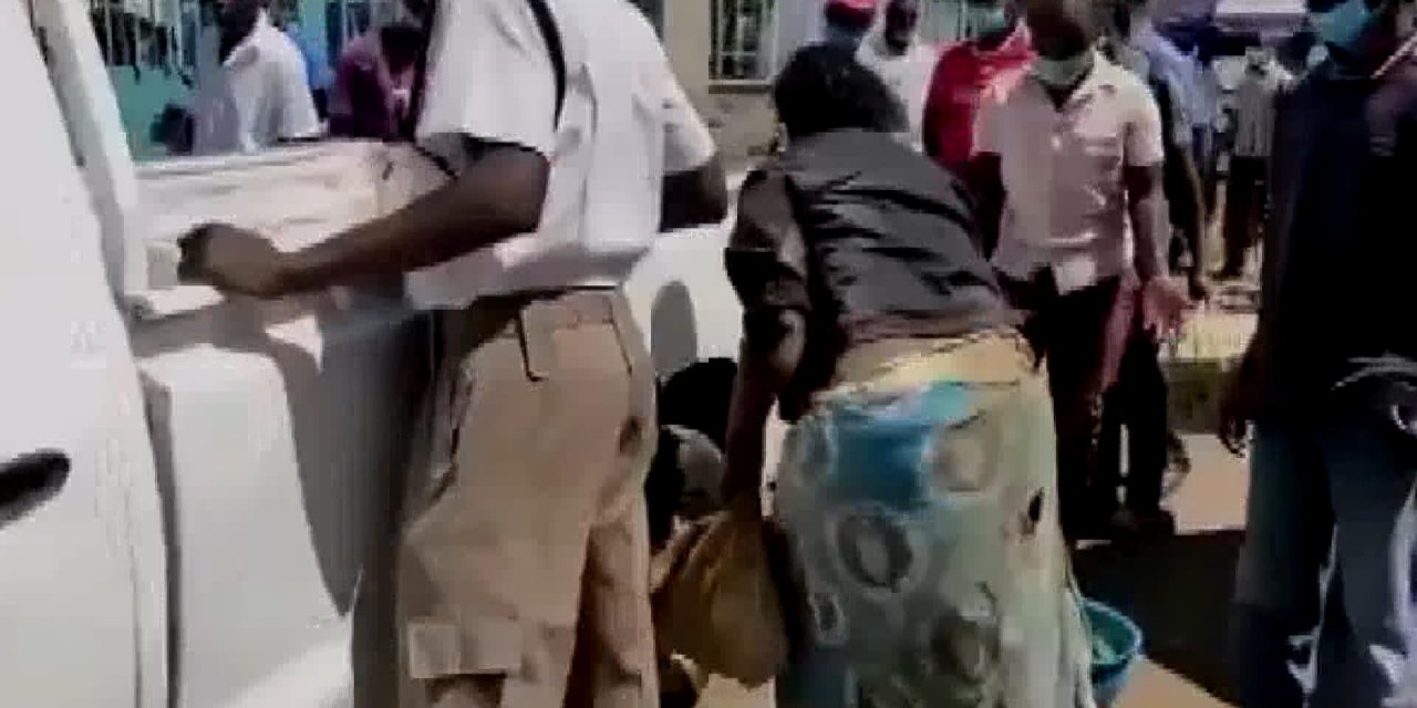 Kenya’da dehşet: Seyyar satıcı kadın polis kamyonetin arkasında metrelerce sürüklendi