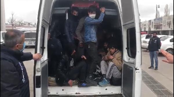 17 kişilik minibüsten 40 düzensiz göçmen çıktı