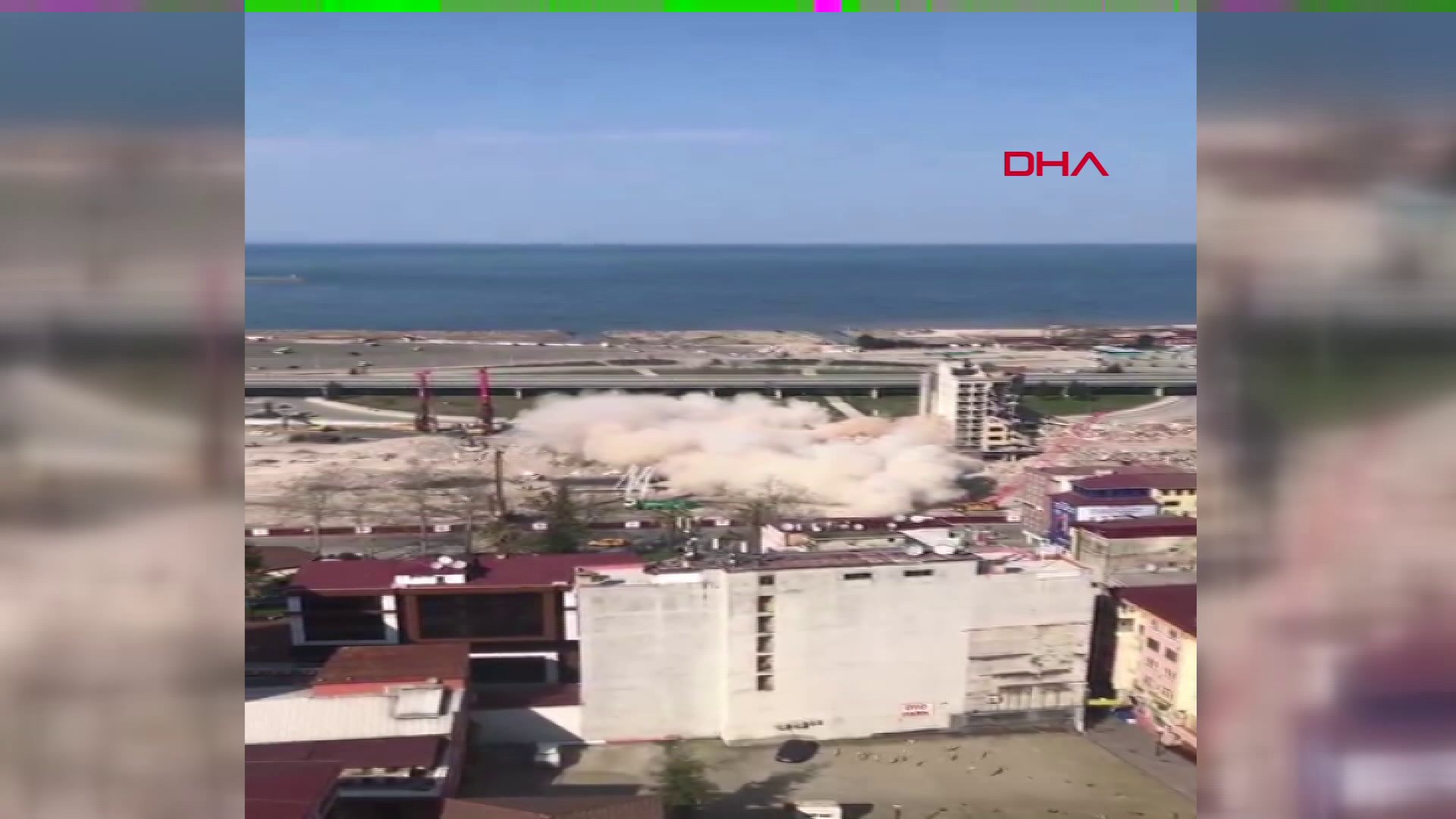 Az kalsın yıkılan binanın altında kalacaktı...